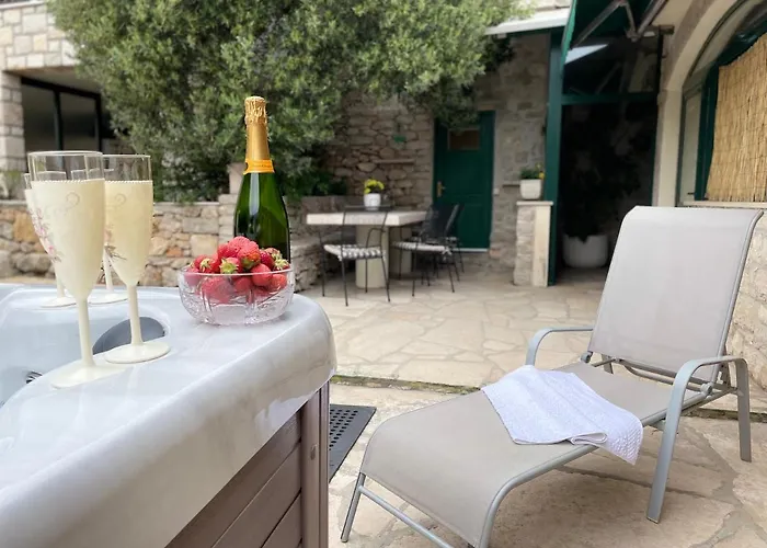 فيلة Jacuzzi Apartman Marin بول