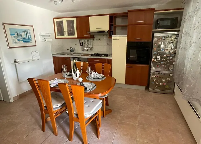 فيلة Jacuzzi Apartman Marin