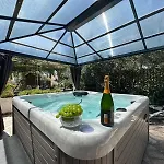 Villa Jacuzzi Apartman Marin